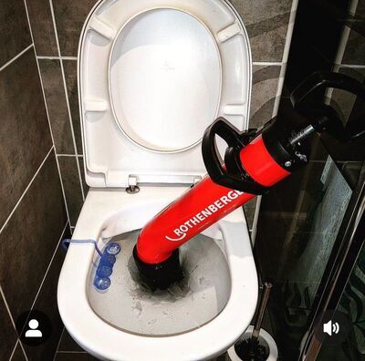 Erkende loodgieter herstelt waterlek en vervangt oude leidingen