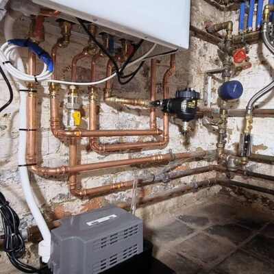 Installatie van een nieuwe centrale verwarmingsketel door erkende loodgieter en verwarmingsspecialist.