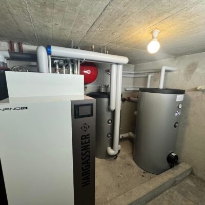 Installatie van een nieuwe centrale verwarmingsketel door erkende loodgieter en verwarmingsspecialist.