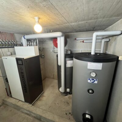 Installatie van een nieuwe centrale verwarmingsketel door erkende loodgieter en verwarmingsspecialist.