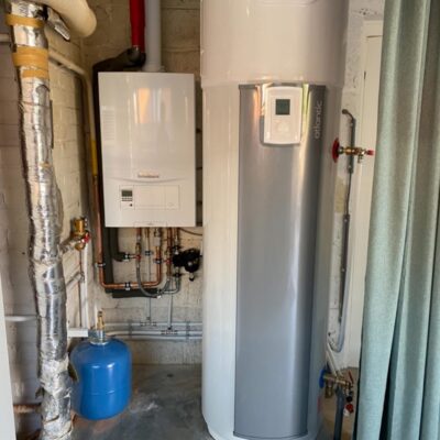 Installatie van een nieuwe centrale verwarmingsketel door erkende loodgieter en verwarmingsspecialist.