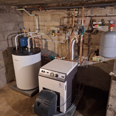 Installatie van een nieuwe centrale verwarmingsketel door erkende loodgieter en verwarmingsspecialist.