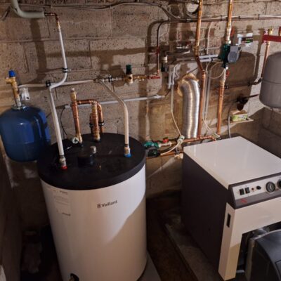 Installatie van een nieuwe centrale verwarmingsketel door erkende loodgieter en verwarmingsspecialist.