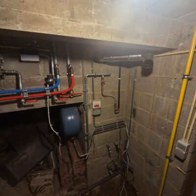 Installatie van een nieuwe centrale verwarmingsketel door erkende loodgieter en verwarmingsspecialist.