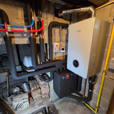 Installatie van een nieuwe centrale verwarmingsketel door erkende loodgieter en verwarmingsspecialist.