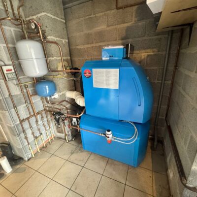 Installatie van een nieuwe centrale verwarmingsketel door erkende loodgieter en verwarmingsspecialist.