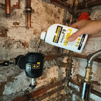 Installatie van een nieuwe centrale verwarmingsketel door erkende loodgieter en verwarmingsspecialist.