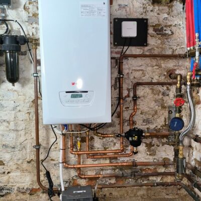 Installatie van een nieuwe centrale verwarmingsketel door erkende loodgieter en verwarmingsspecialist.