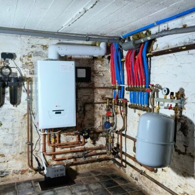 Installatie van een nieuwe centrale verwarmingsketel door erkende loodgieter en verwarmingsspecialist.