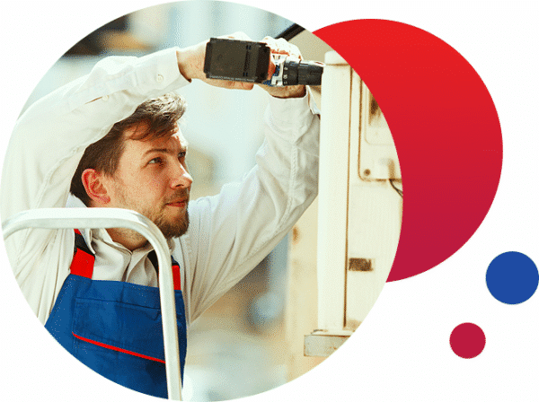 Loodgieter voert onderhoud uit aan een verwarmingsinstallatie in een woning