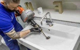 Vervanging van oude koperen leidingen door nieuwe pvc-waterleidingen door een ervaren loodgieter.